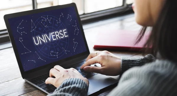 Vrouw die op laptop met universum te typen — Stockfoto