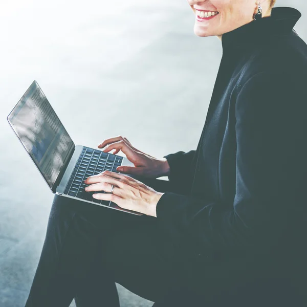 Geschäftsfrau arbeitet am Computer — Stockfoto