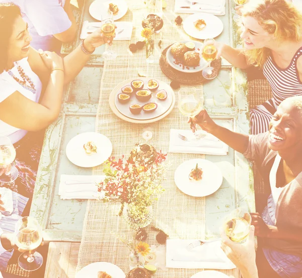 Freunde essen zusammen — Stockfoto