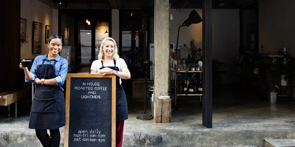 Meninas sorrindo ao ar livre Coffee Shop — Fotografia de Stock