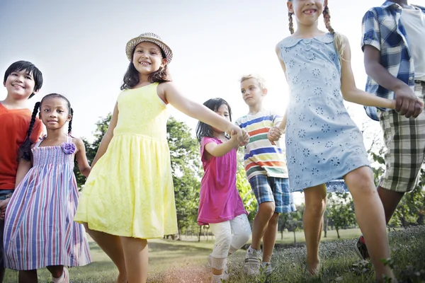 Niños jugando al aire libre —  Fotos de Stock