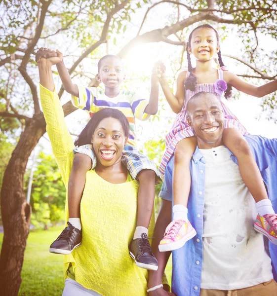 Prachtige Afrikaanse familie in park — Stockfoto