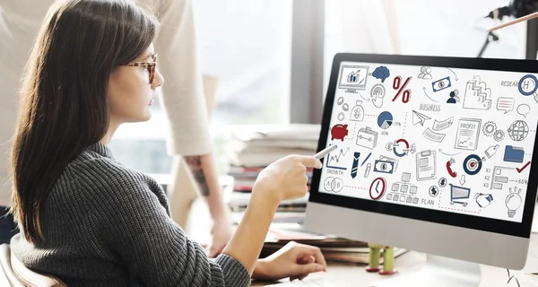 Mulher mostrando no monitor com negócios — Fotografia de Stock