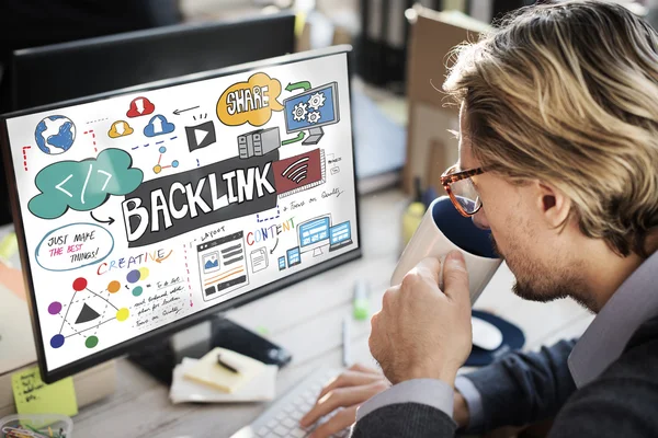 Podnikatel pracoval na počítači s backlink — Stock fotografie