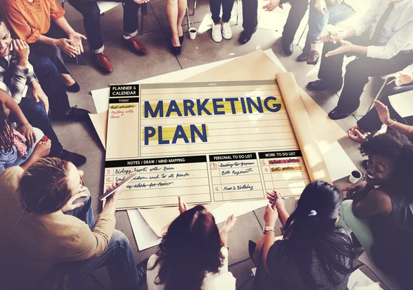 Personas sobre cartel con plan de marketing — Foto de Stock