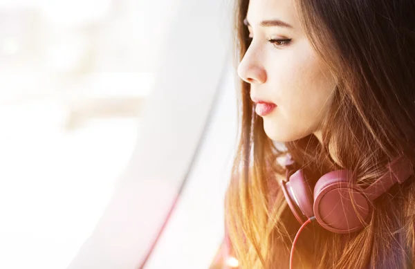 Mujer escalofriante con auriculares — Foto de Stock