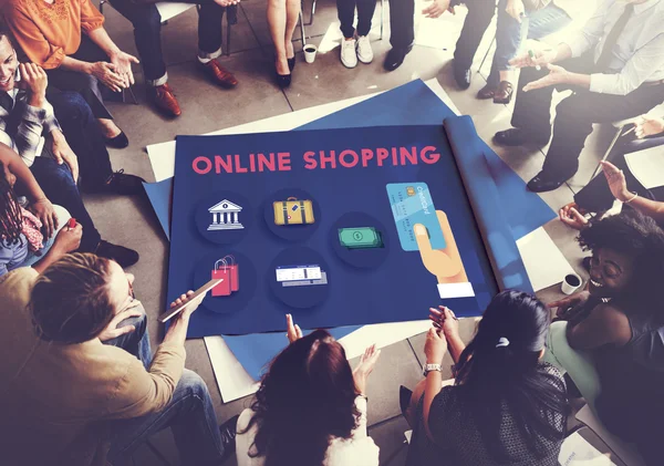 Menschen über Plakat mit Online-Shopping — Stockfoto