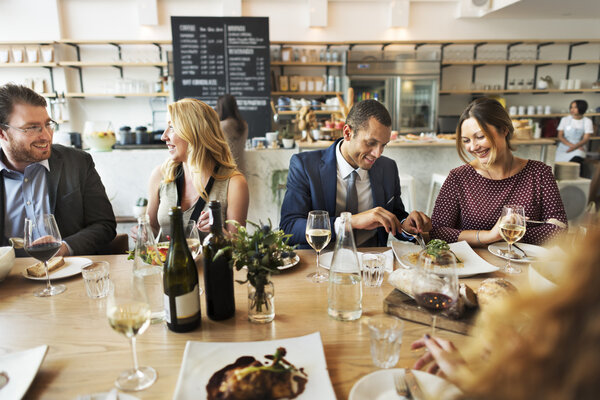 Люди наслаждаются едой
 