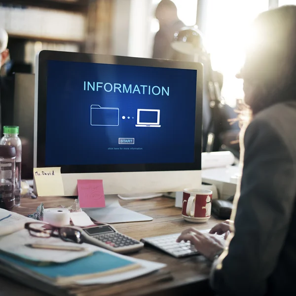 Mujer de negocios mirando en monitor — Foto de Stock