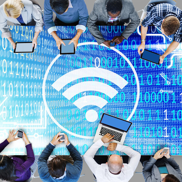 люди, использующие различные устройства
 