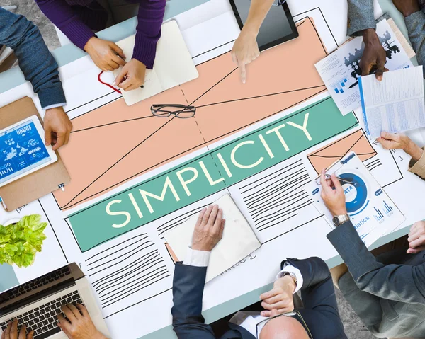 Üzletemberek mutató egyszerűség koncepció — Stock Fotó