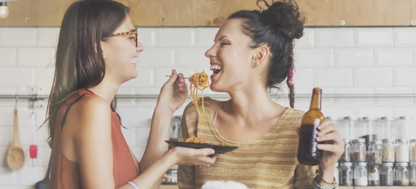 Porträtt av happy vänner ha kul — Stockfoto