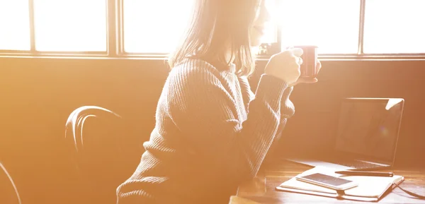 Frau trinkt Kaffee — Stockfoto