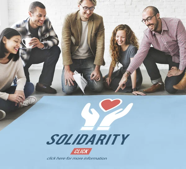 Formgivare som arbetar med affisch och solidaritet — Stockfoto