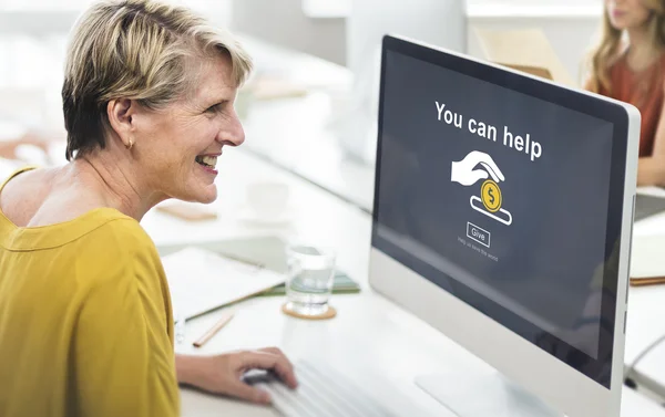 Vrouw met behulp van computer in het kantoor — Stockfoto