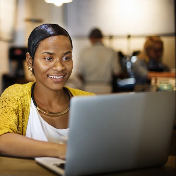 Mulher usando laptop no café — Fotografia de Stock