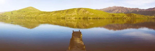 Jezioro z przystanią w Nowej Zelandii — Zdjęcie stockowe