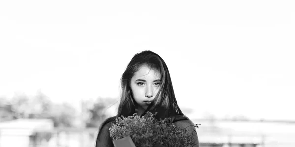 Menina com buquê de flores — Fotografia de Stock