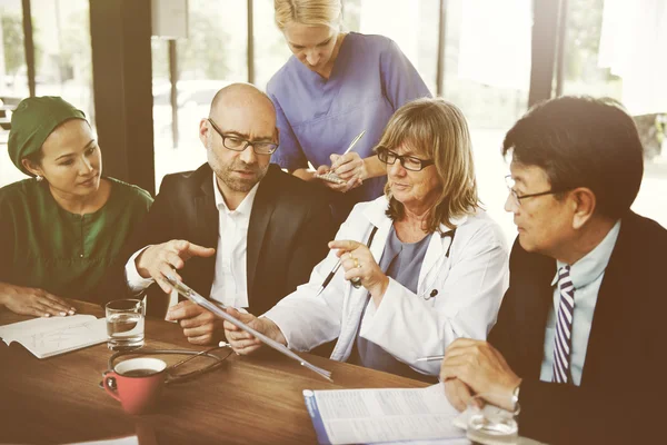 Gruppo di medici in riunione — Foto Stock