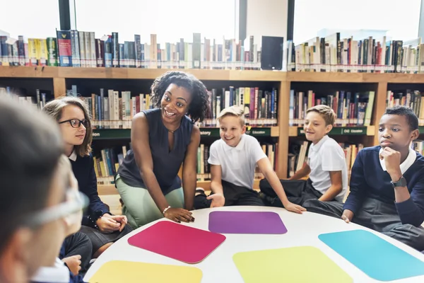 Leerlingen hebben les op school — Stockfoto