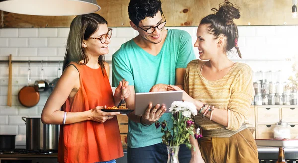 Amigos pasando tiempo juntos, cenando — Foto de Stock