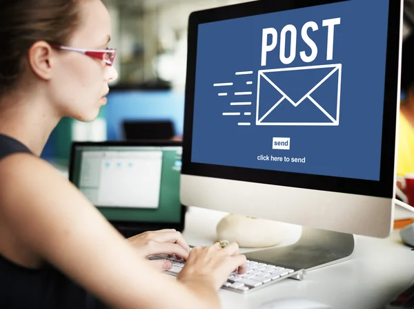 Geschäftsfrau arbeitet mit Post am Computer — Stockfoto