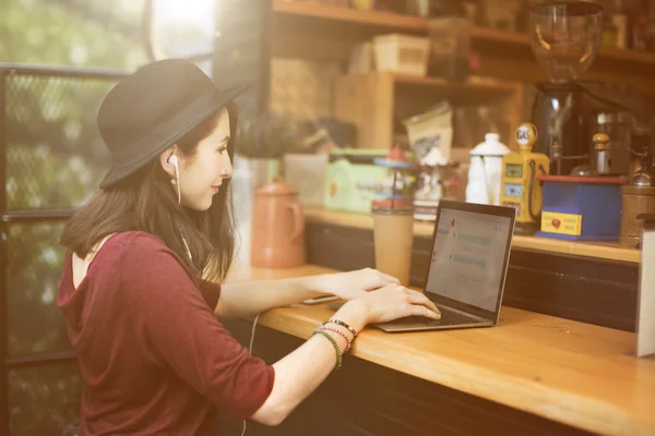 Nő gépelés a laptopon — Stock Fotó