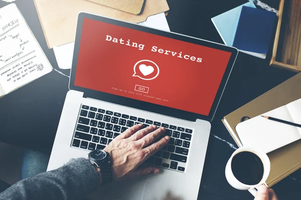 Laptop mit Dating-Service-Konzept — Stockfoto