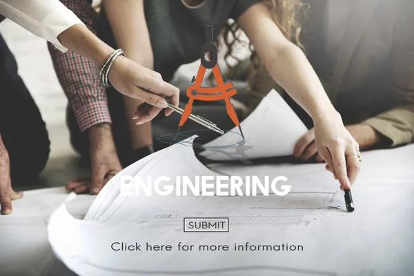 Дизайнери, що працюють з плакатом та інженерією — стокове фото