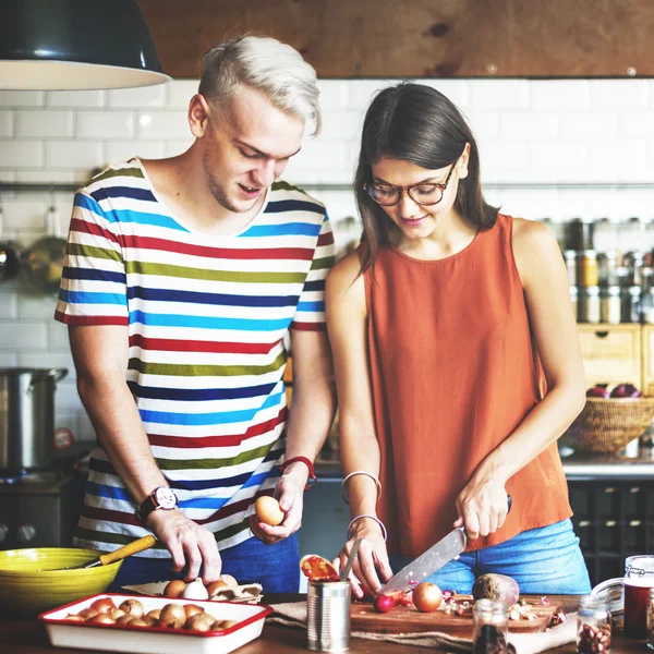 Retrato de casal feliz na cozinha — Fotografia de Stock