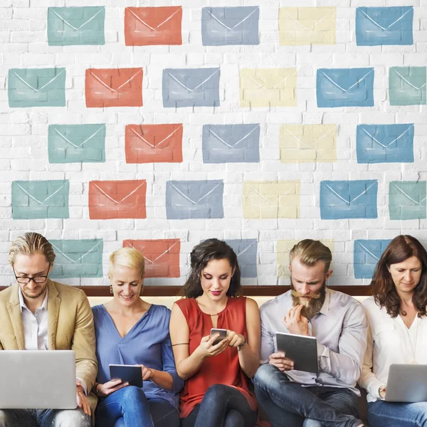 aygıtlar ve mesaj ile insanlar oturup