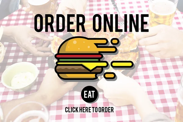 Pizza dilimleri alan insanlar