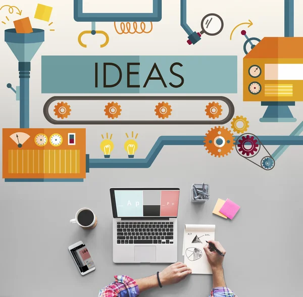 Fikirleri ile masa üstünde laptop