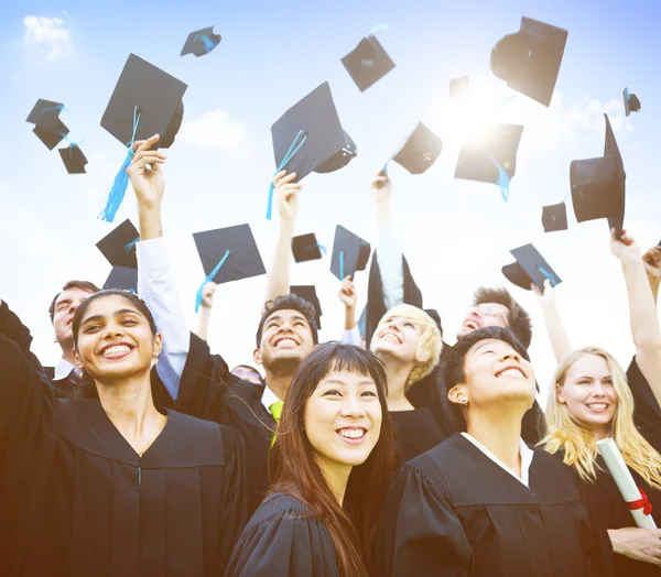 Estudantes jogar bonés no ar — Fotografia de Stock