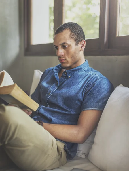 Libro di lettura uomo — Foto Stock