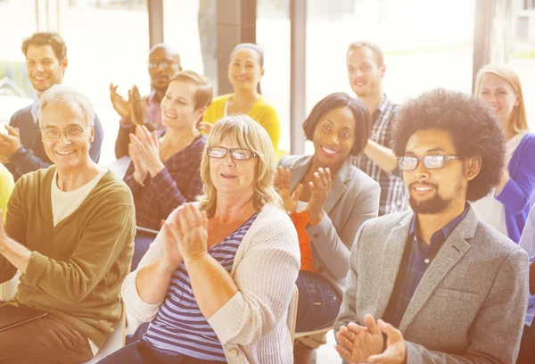 Groupe de personnes applaudissant avec joie — Photo