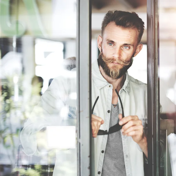 Mann macht Pause und schaut weg — Stockfoto