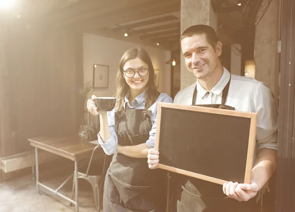 Barista personeel werkt, man met schoolbord — Stockfoto