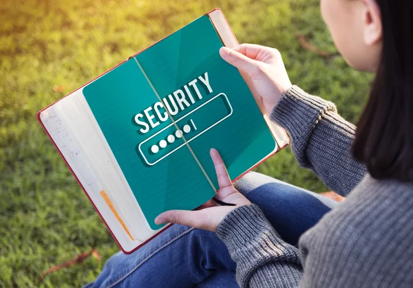 Mujer leyendo libro y seguridad —  Fotos de Stock