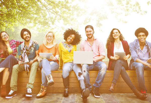 Молодые люди используют цифровые устройства
 