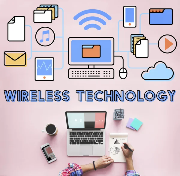 Laptop sul tavolo con tecnologia wireless — Foto Stock