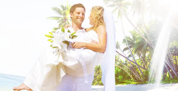 Casal se casar na praia — Fotografia de Stock