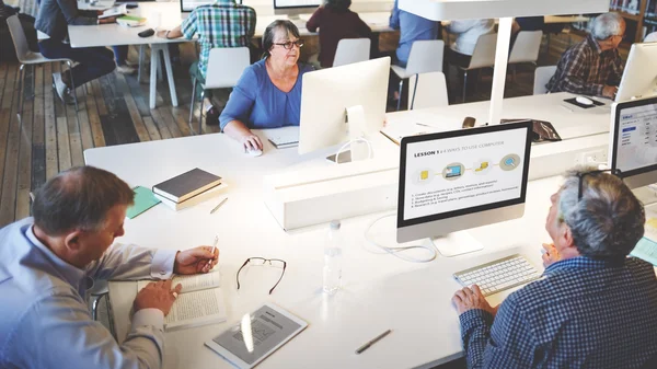 People using computer in library — Stock fotografie