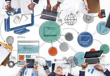 iş adamları iş başında elektronik cihazlar ile