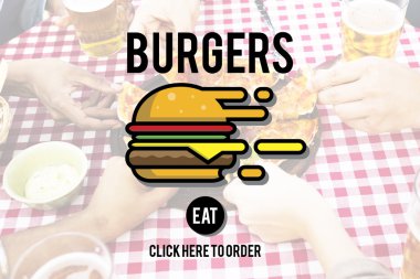 Pizza dilimleri alan insanlar