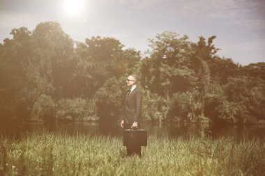  Çantalı bir iş adamı.