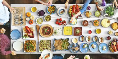 arkadaşlar büyük tablo için yemek