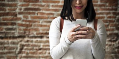 Cep telefonu olan kadın. 