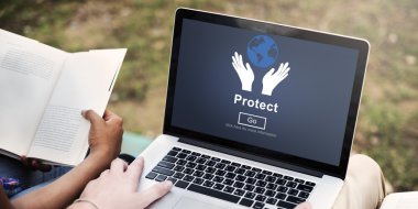 Öğrenciler internet'te sörf 