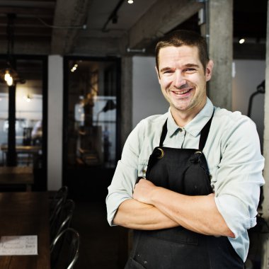 Yakışıklı Barista kahve dükkanında  